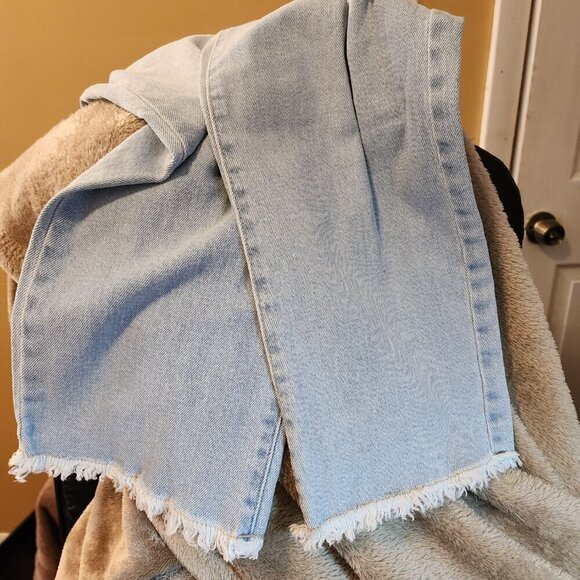 NWT Celebrity Pink Distressed Jeans - Picture 2 of 7